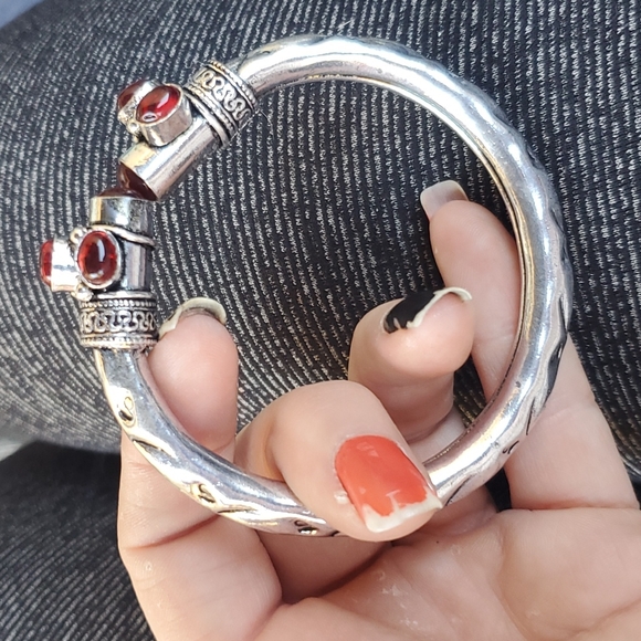 New Mozambique Garnet Silver Cuff Bracelet. - Picture 5 of 7